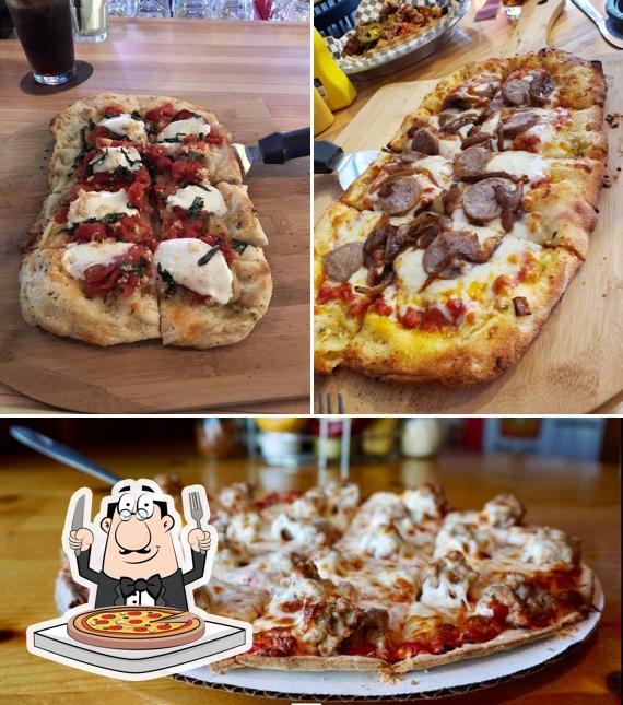Elige una pizza en The Alumni Club Tavern & Eatery