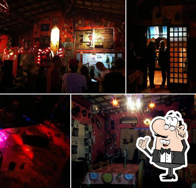 O interior do Favela Chic Bar e Pizzaria