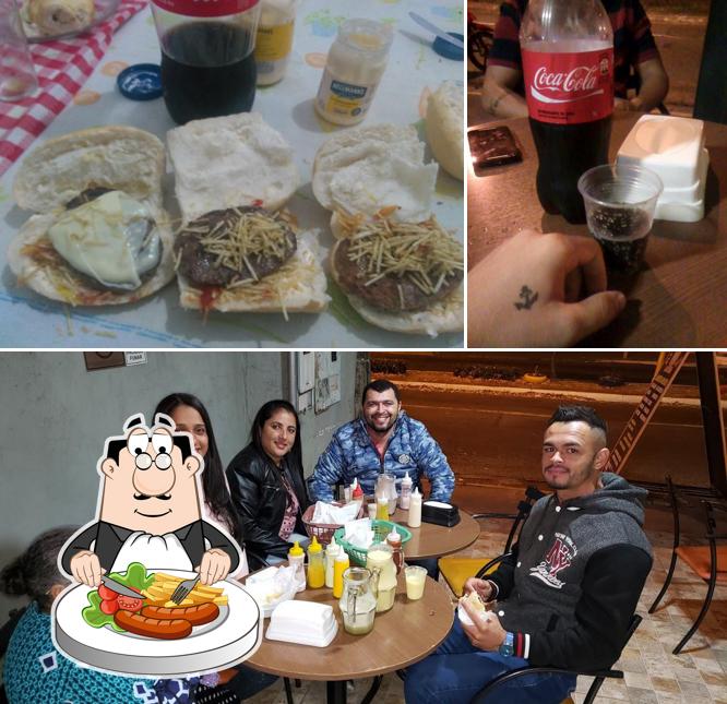 Confira a foto apresentando comida e bebida no Trilegal Lanches