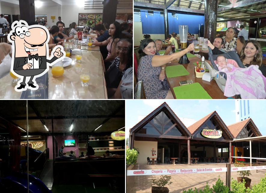 Sente em uma das mesas no Casarin Choperia Pizzaria e Restaurante