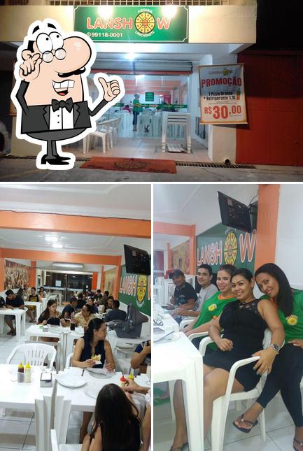 O interior do Lanshow Pizzaria e Lanchonete