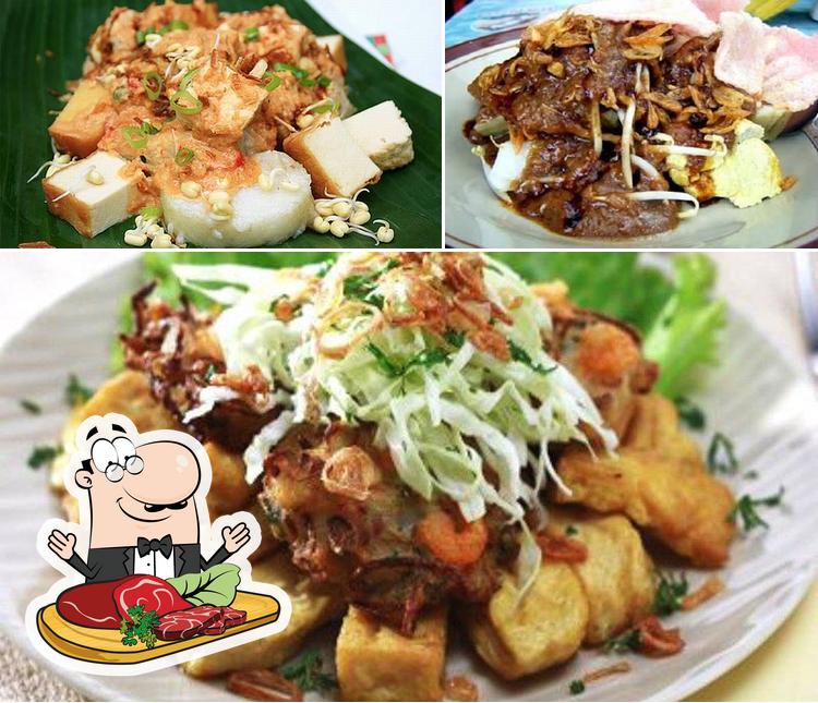 Try out meat meals at Tahu Tepo Tahu Lontong Khas Magetan