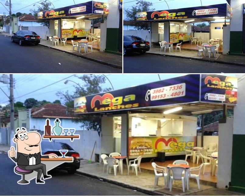 O interior do Mega Lanches