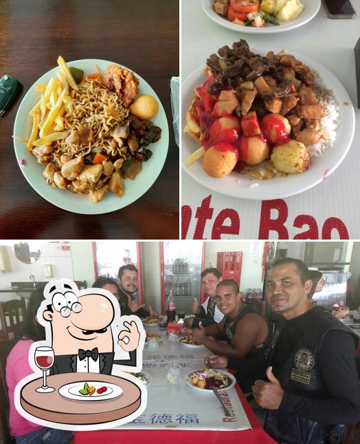 A imagem do Restaurante Bao De FU’s comida e mesa de jantar
