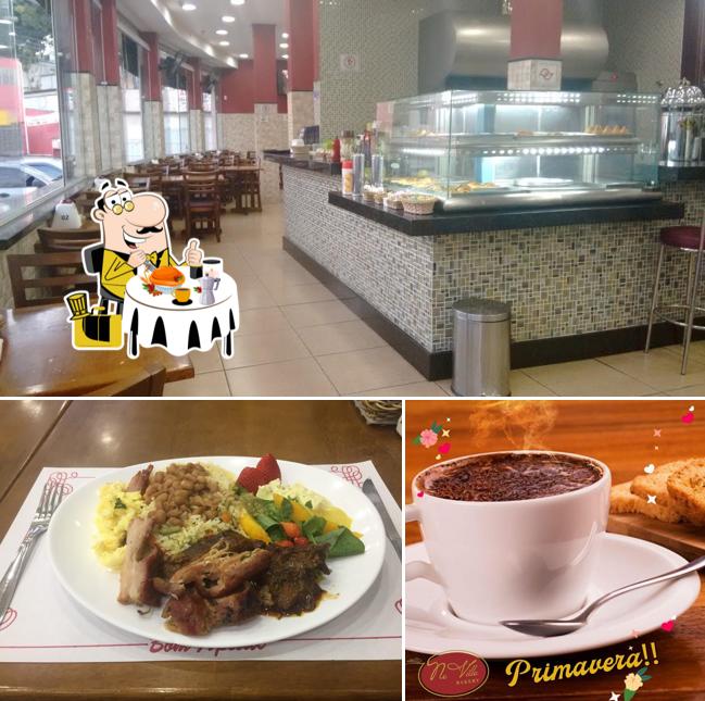 A comida e bebida do restaurante