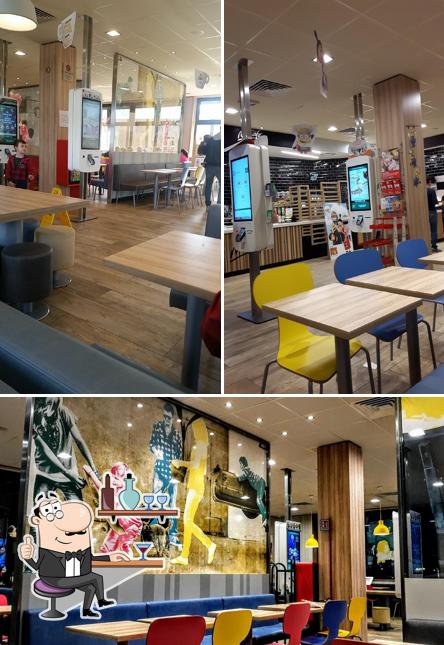 Installez-vous à l'une des tables de McDonald's