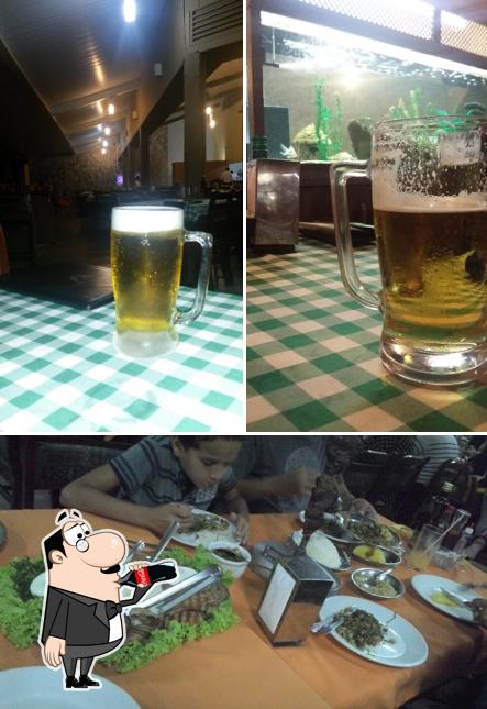 Confira a foto ilustrando bebida e comida no Pizzaria Milão Sudoeste