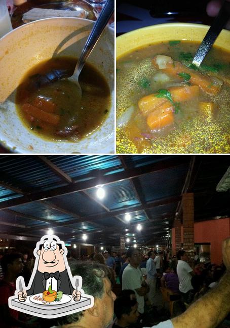 Entre diferentes coisas, comida e balcão de bar podem ser encontrados no Bar do Orlando