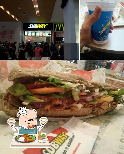 Entre diferentes coisas, comida e interior podem ser encontrados no Subway