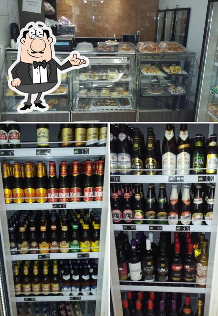 Sente em uma das mesas no Joy Choperia