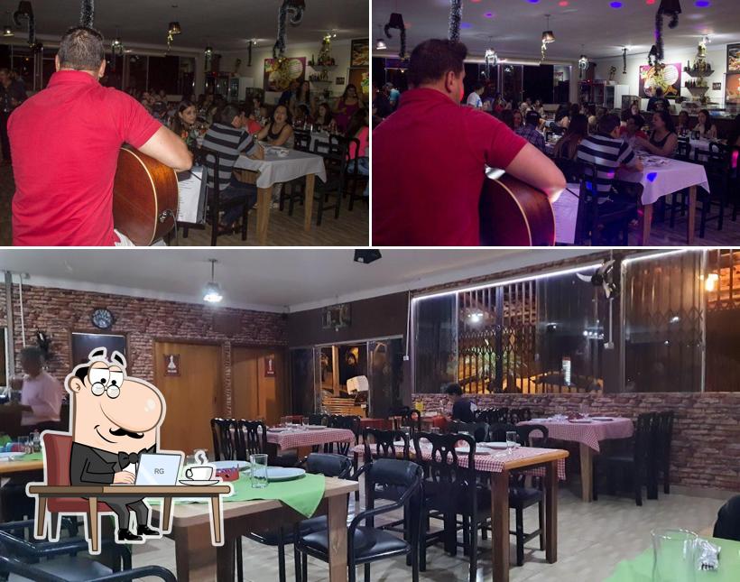 Sente em uma das mesas no Pizzaria Dom Felippe