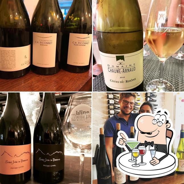 Wine Therapy Bar à Vins & Bistrot Paris 9 sirve alcohol