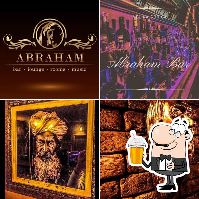 Goditi qualcosa da bere a Abraham Bar