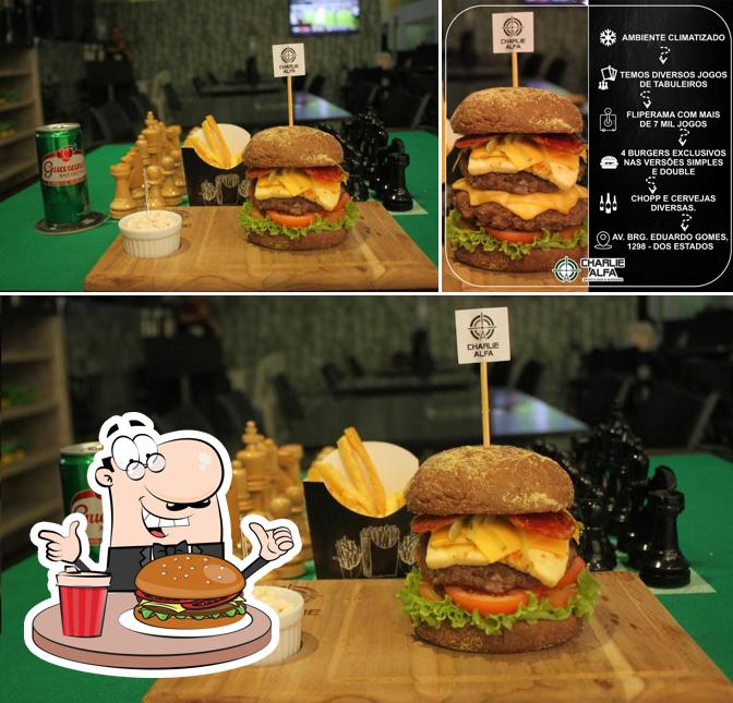 Consiga um hambúrguer no Charlie Alfa Café & Burger