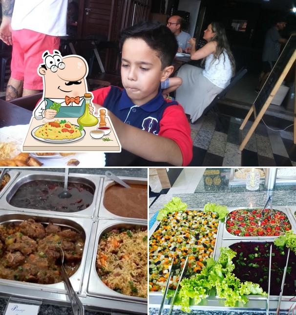 A foto do Bom Grill’s comida e interior