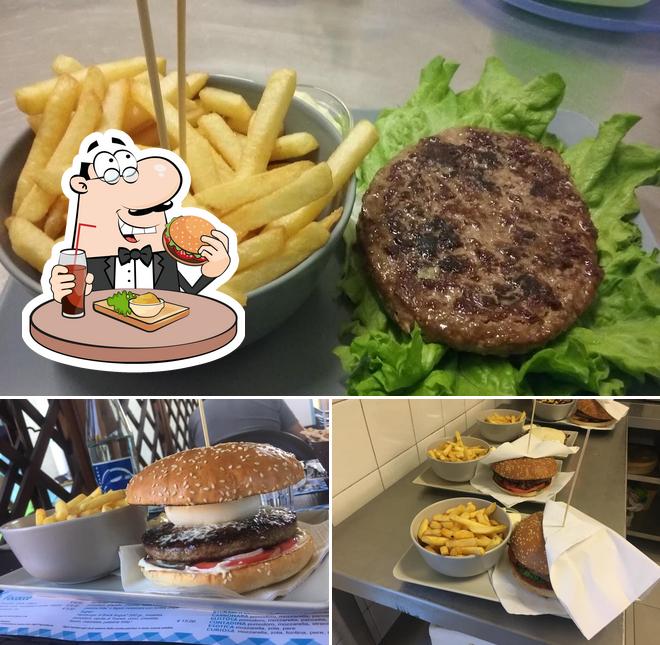 Ordina un hamburger a Bar Pizzeria Gatto Matto