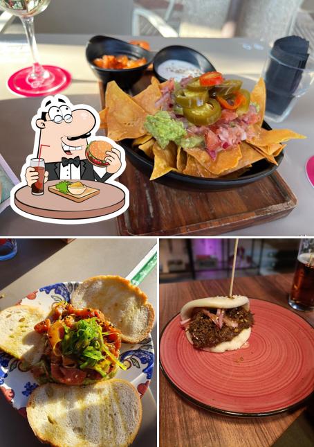 Pide una hamburguesa en Palomita bar- Coctelería y picoteo