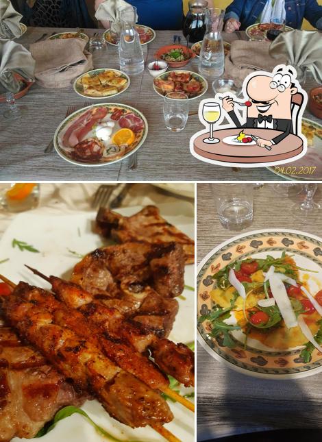 Tra le diverse cose da Agriturismo L'Antica Torre si possono trovare la cibo e tavolo da pranzo