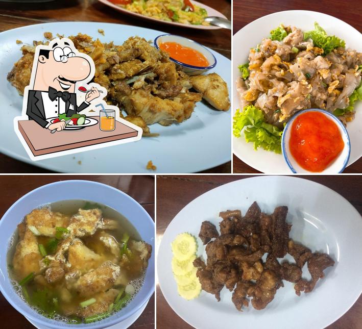 Meals at ร้านสมมาศโภชนา