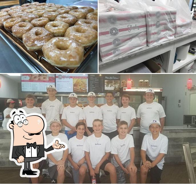 Фото, на котором видны внутреннее оформление и еда в Shipley Do-Nuts