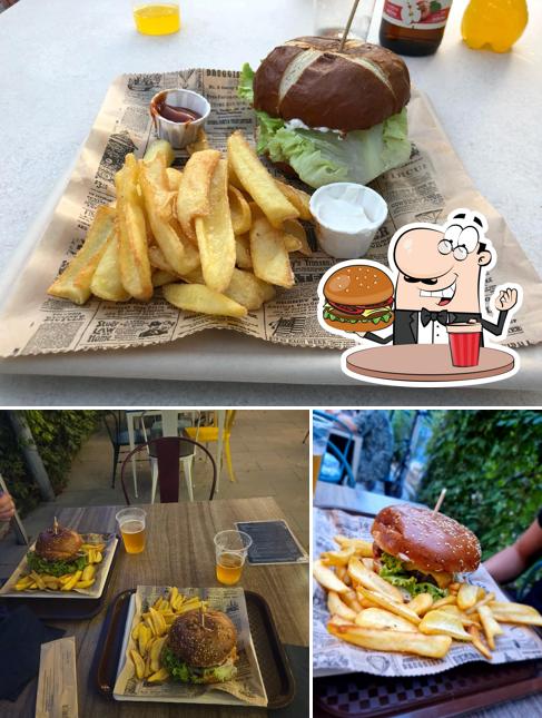 Ordina un hamburger a Mezzino Street Food Lanterna Camp