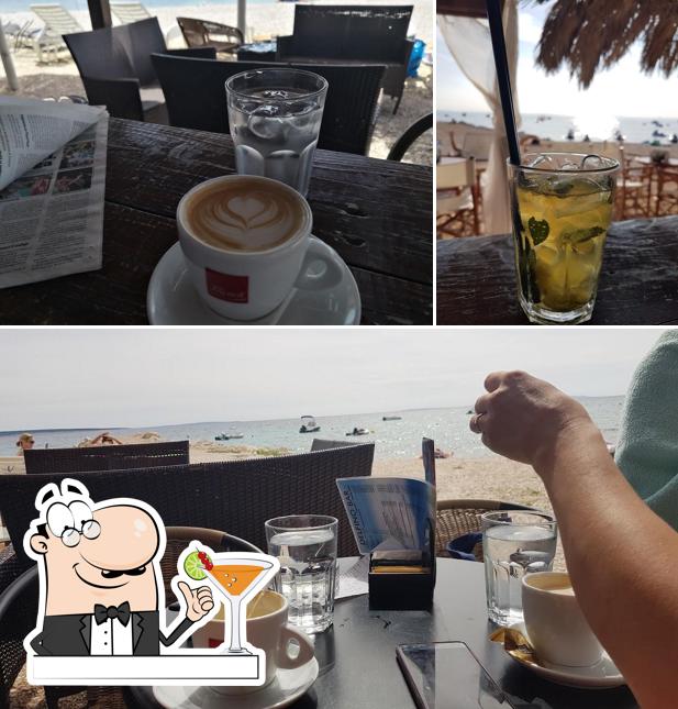 La foto della bevanda e tavolo da pranzo di Kibo Bar