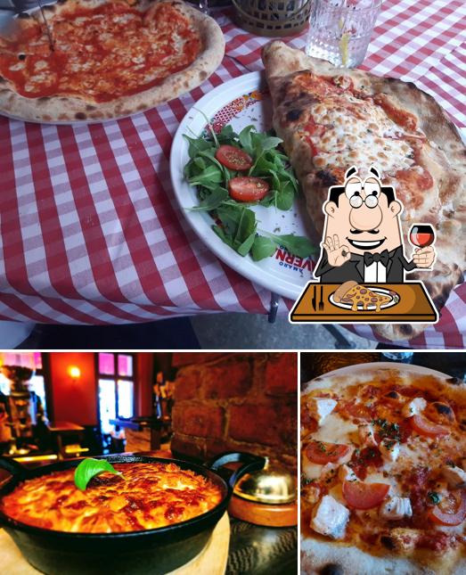 Try out pizza at Restaurant La Cesta