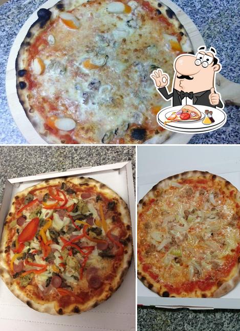 A Pizzeria Sant'Agata, puoi goderti una bella pizza