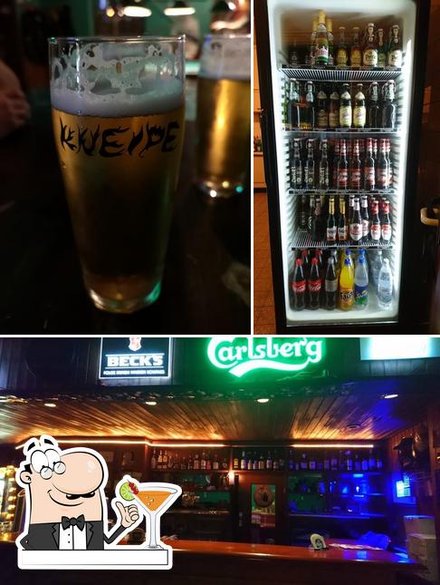 Observa las fotos que hay de bebida y barra de bar en Kneipe