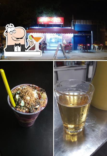 Dê uma olhada a ilustração mostrando bebida e interior no Esquina do Lanche br