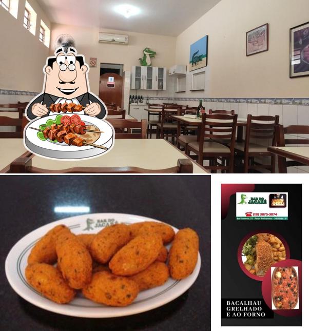 Confira a foto mostrando comida e interior no Bar do Jacaré