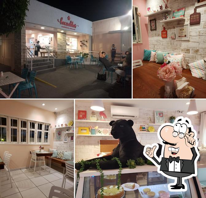 Sente em uma das mesas no Bocaditos Confeitaria e Cafeteria
