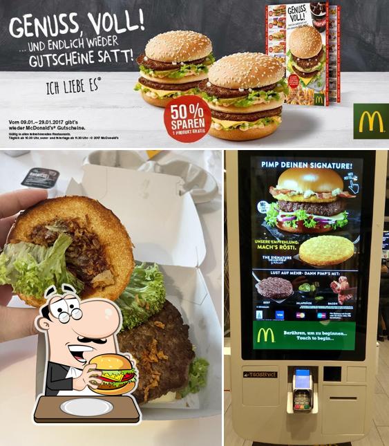 Bestellt einen Burger bei McDonald's Restaurant