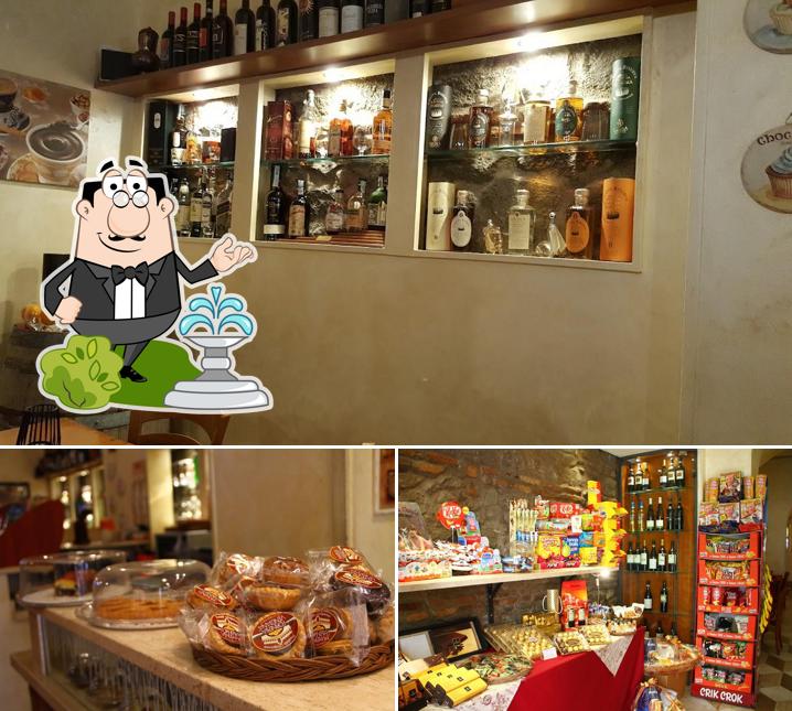 Tra le varie cose da Pausa Caffè - Wine & Cocktail Bar si possono trovare la esterno e cibo