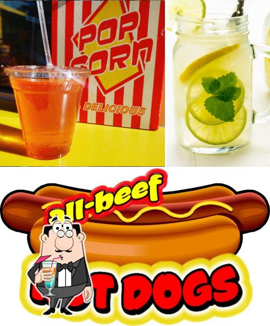 Фотография, на которой видны напитки и еда в PopCorner gourmet popcorn