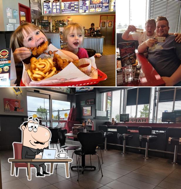 Installez-vous à l'une des tables de Fatburger Lethbridge
