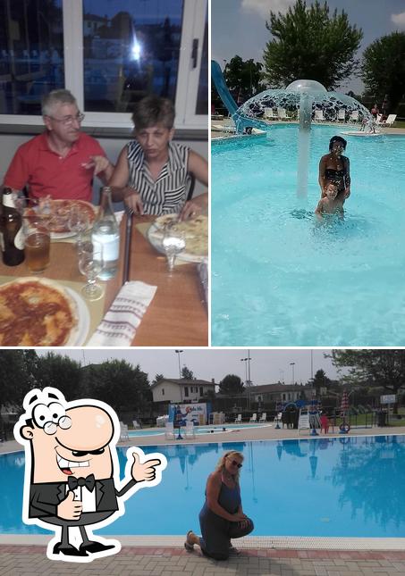 Regarder cette image de Piscine Onda Blu Pizzeria