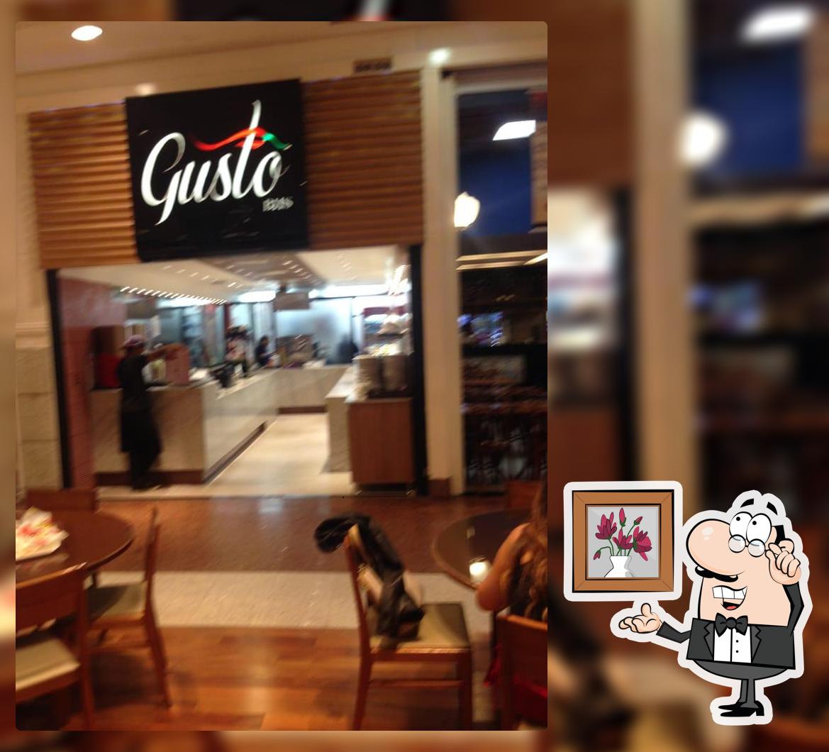 Sente em uma das mesas no Gusto