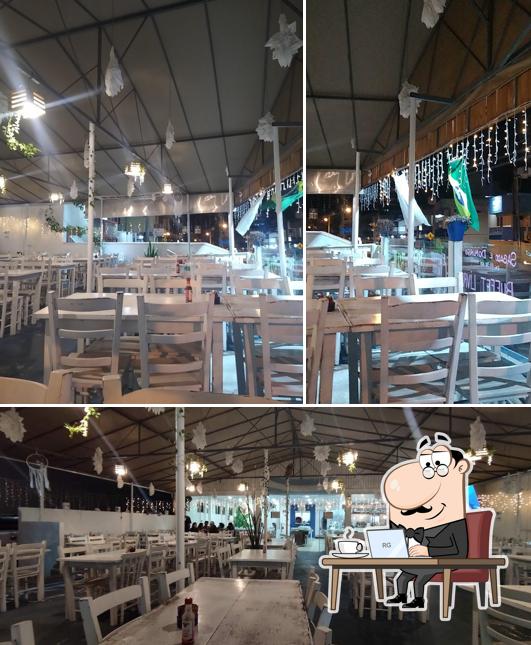 A imagem do Garden bombinhas’s interior e comida