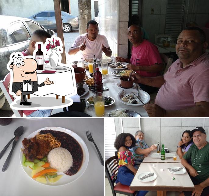 A imagem do Gomes Bar e Restaurante’s mesa de jantar e comida