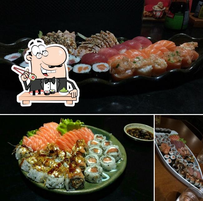 Rolos de sushi são servidos no Hino Japanese Food