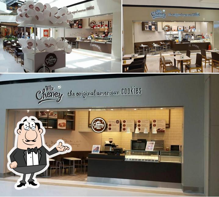 Sente em uma das mesas no Mr. Cheney Cookies Iguatemi Campinas