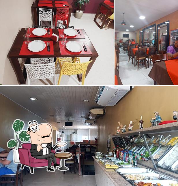 Sente em uma das mesas no Churrascaria Caiari