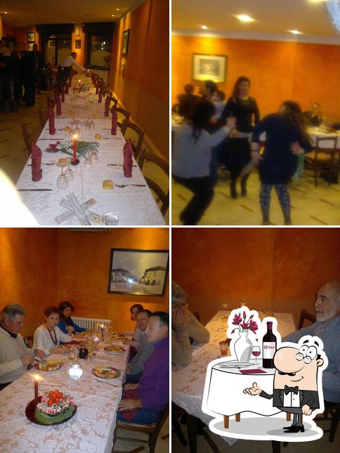 La foto di tavolo da pranzo e interni da Hosteria Di Damonti Monica