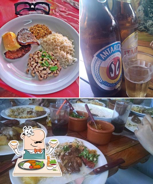 Confira a foto mostrando comida e cerveja no Jericocó Carne De Sol