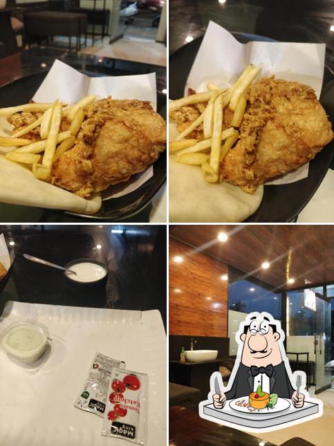 The photo of AL TAZAJ BROAST’s food and interior