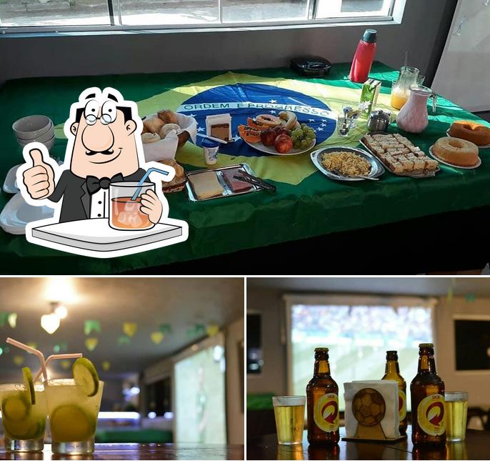 A imagem do SPORTS BAR’s bebida e comida