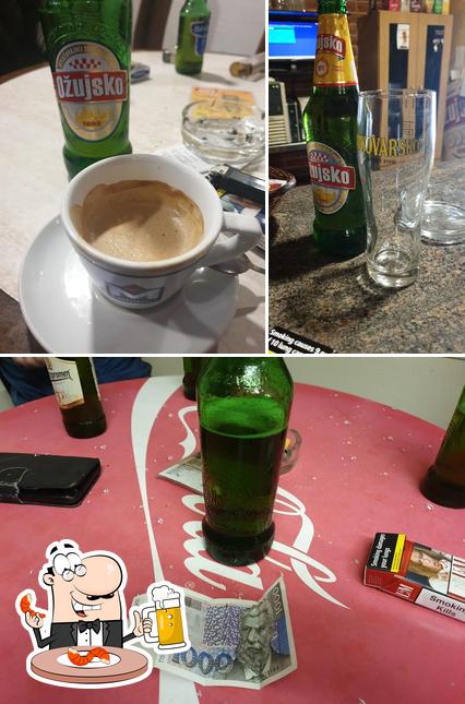 Puoi ordinare un rinfrescante bicchiere di birra chiara o scura