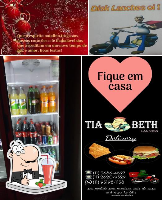 Desfrute de uma bebida no Tia "BETH" lanches