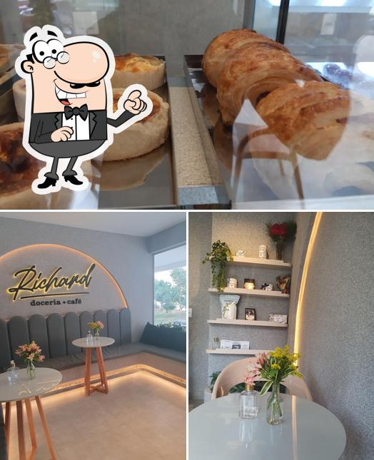 A imagem do Richard Doceria e Café’s interior e comida